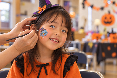 ハロウィンのフェイスペイントを楽しむお子様